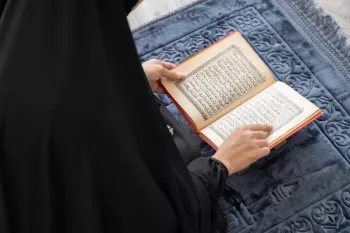 دست زدن زن حائض به ترجمه قرآن چه حکمی دارد ؟
