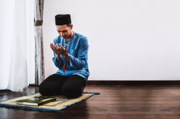 آیا چرخاندن سر بعد از سلام نماز واجب است ؟
