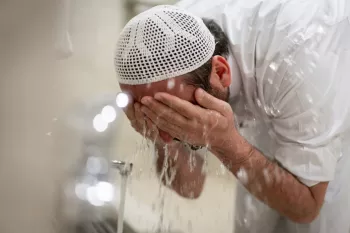چطور با زخمی که خونریزی دارد وضو بگیریم ؟