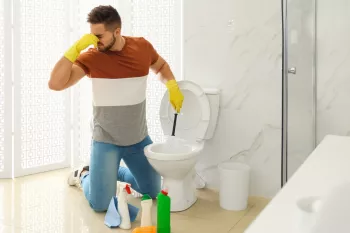 با بوی بد توالت و حمام در تابستان و خطرات ناشی از آن چه کنیم ؟