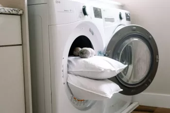 ساده ترین روش شستشو و خشک کردن بالش و متکا