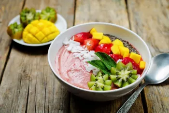 طرز تهیه اسموتی انبه و توت فرنگی + نکات لازم
