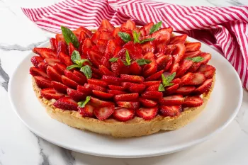 دستور پخت دسر پای توت فرنگی درون فر و تابه