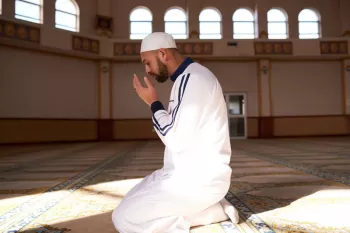حکم نماز خواندن با فراموشی نجاست بدن و لباس چیست؟