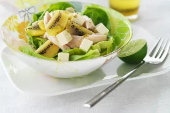 دستور تهیه و ارزش غذایی سالاد مرغ و کیوی