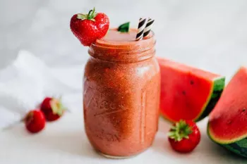 طرز تهیه اسموتی هندوانه و توت فرنگی، خنک و خوشمزه