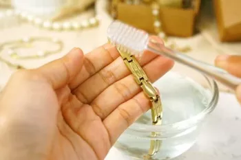 5 روش براق کردن طلا: بازگرداندن درخشش به جواهراتتان