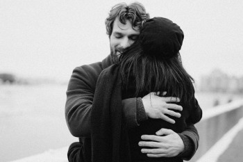 شعر روز جهانی بغل کردن | 15 شعر کوتاه و بلند عاشقانه در وصف آغوش و بغل کردن