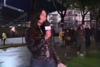 آزار خبرنگار زن معروف ایتالیایی هنگام پخش زنده مقابل ورزشگاه