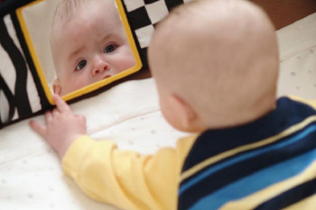 آیا نگاه کردن نوزاد به آینه خطرناک است ؟