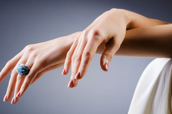 تزریق ژل به پشت دست برای جوانسازی پوست دست + سوالات رایج