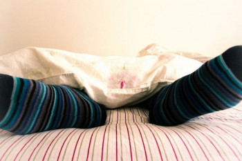با جوراب خوابیدن مفید است یا مضر ؟