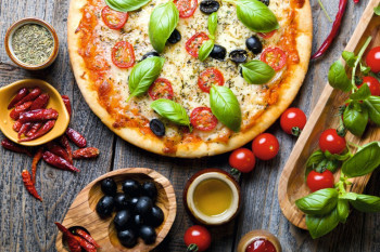 طرز تهیه خمیر پیتزا ایتالیایی خوشمزه و لذیذ