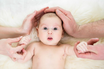 نوزادان در چهار ماهگی چه کارهایی می توانند انجام دهند ؟