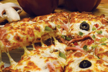 طرز تهیه 2 مدل پیتزای خوشمزه و لذیذ بدون نیاز به فر