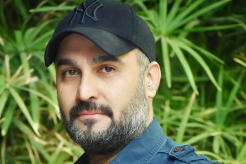 خواهر کوچک نیما رئیسی در کتابخانه ای زیبا / تصویر دیده نشده از خواهر برادری