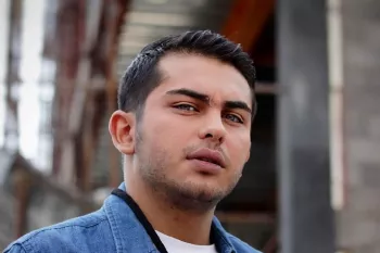 استایل شیک ارسلان قاسمی در نمایش فیلم لایه های دروغ در کشور فنلاند!