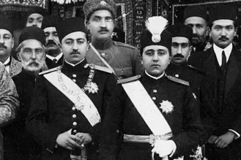 عکس زیرخاکی احمدشاه قاجار همراه خواهرش خدیجه خانم!