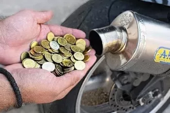 آزمایش سکه در اگزوز موتور سیکلت ؛ حدس می زنی چی میشه ؟
