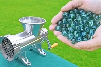 قدرت چرخ گوشت در مقابل تیله های رنگی / آزمایش جالب و دیدنی