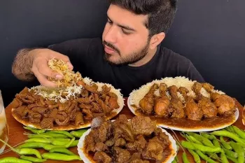 جوان مشهور پاکستانی ببین چجوری فقط ۳.۵ کیلوگرم چلو سیرابی، جگر و مرغ را می خورد !!