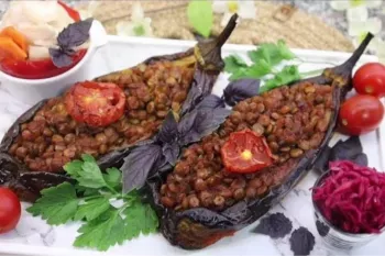 بادمجان شکم پر با عدس سبزی محبوبیتش دست کمی از قورمه سبزی خودمون نداره و سرشار از آهن !