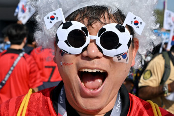 تصاویر دیدنی از هواداران اروگوئه و کره جنوبی در جام جهانی!