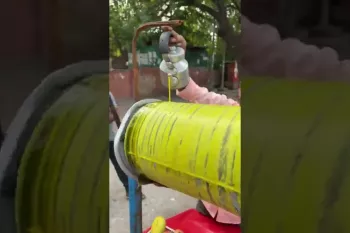 بستنی غلتکی روی چرخ به سبک هندی !