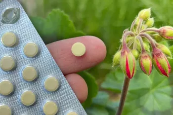 این کار را انجام دهید و سپس حتی یک گل مرده زنده می شود و برای مدت طولانی تازه می شود!