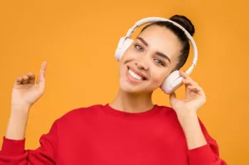 چرا بعضی آهنگها از ذهن ما بیرون نمیروند یا اصطلاحا کرم گوشمان میشوند؟