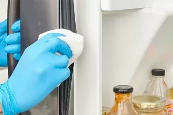 روش های تمیز کردن نوار پلاستیکی درب یخچال