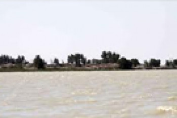 رودخانه هیرمند طغیان کرد و سیل تمام روستاهای سیستان را محاصره کرد(1355ش) 