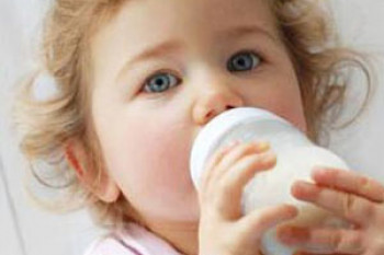 چه زمانی از شیر گاو برای نوزادان استفاده کنیم؟