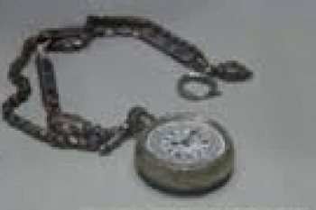 اختراع ساعت جيبي معروف به ساعت تخم مرغي در آلمان (1600م)