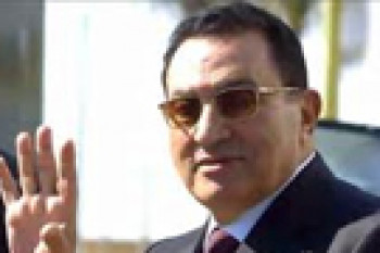 حسنی مبارک معاون رئیس جمهوری مصر همراه با اسماعیل فهمی معاون نخست وزیر و وزیرخارجه مصر به ایران آمد(1355ش) 