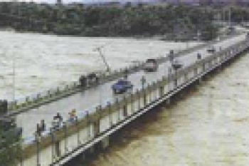 یک اتوبوس در رودخانه گل میناب افتاد و 32 نفر از مسافرین را آب برد(1350ش) 