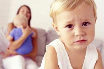 چه عواملی موجب حسادت کودکان میشود؟