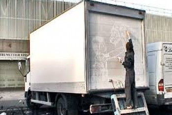 بن لانگ انگلیسی کامیون های آلوده را به نمایشگاه آثارش تبدیل میکند!!