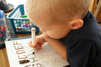 چگونه به کودک نوشتن نامش را بیاموزیم