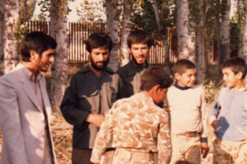 احمدی نژاد با کت و شلوار سفید ,زمانی که فرماندار شهرستان خوی بود.