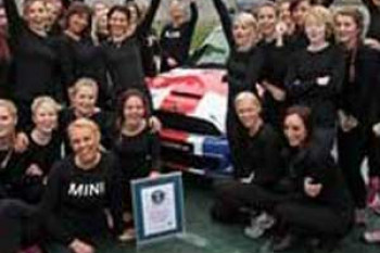رکورد جالب 28 خانم در یک ماشین مینی ماینر + عکس