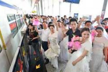 عروسی جالب 20 زوج چینی در قطار