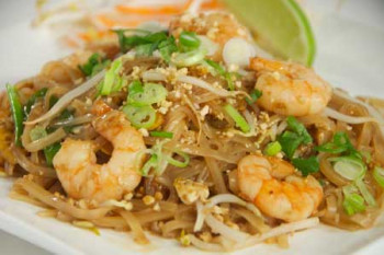 طرز تهیه نودل و میگو با سس عسل