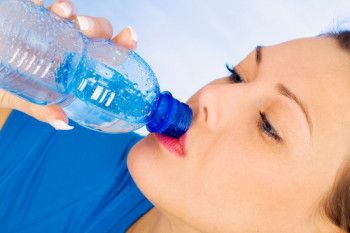 چرا نوشیدن آب برای بدن مفید است؟