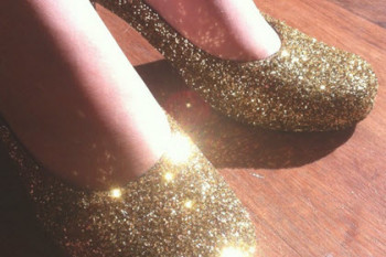 تزیین کفش پاشنه بلند با اکلیل طلایی