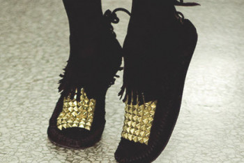 روش تزئین کفش با مهره های طلایی