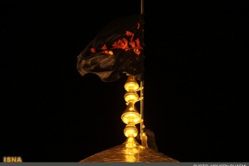 تصاویر زیبا از تعویض پرچم گنبد حرم مطهر امام حسین (ع) محرم 1395