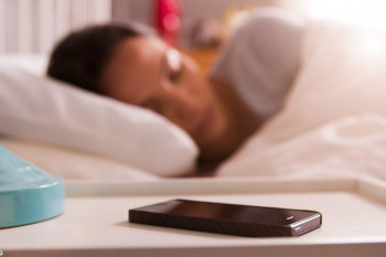 عوارض و خطرات جبران ناپذیر خوابیدن کنار گوشی تلفن همراه