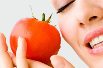 خواص گوجه فرنگی برای از بین بردن چربی صورت