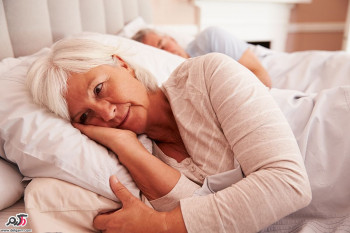 علت بی خوابی در زنان مسن